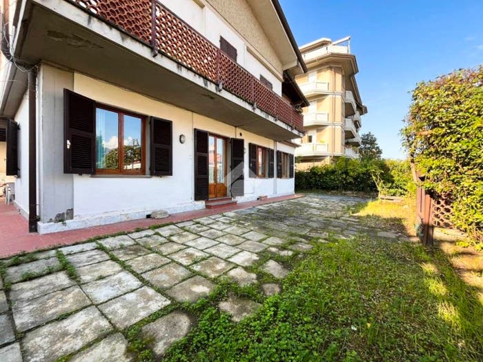 Appartamento quadrilocale in vendita in Via Marcello Garosi, Marina di Massa Centro, Massa