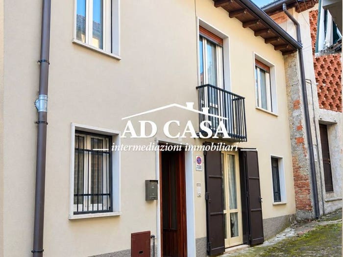 Casa bilocale in vendita in Via Roma, Inverigo