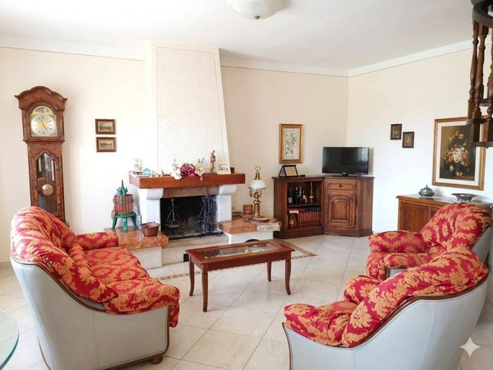 Appartamento con 6 locali in vendita in Via Cesare Battisti, Bucine
