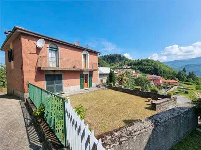 Casa con 6 locali in vendita in Via San Sebastiano, Casatico, Camporgiano