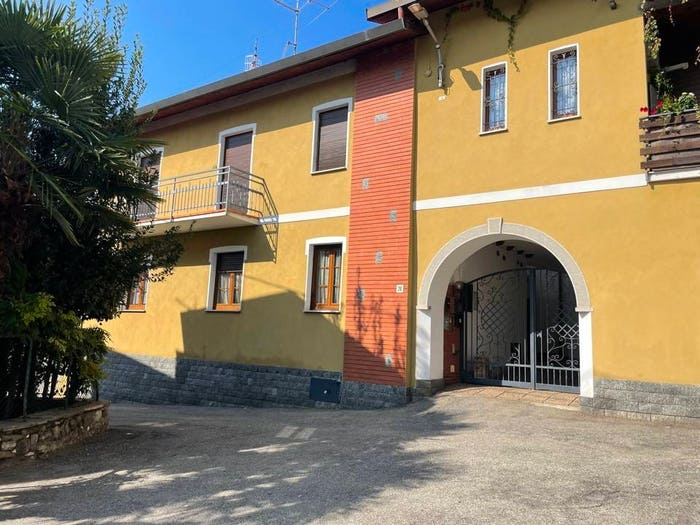 Appartamento trilocale in vendita in Via Indipendenza, Gemonio