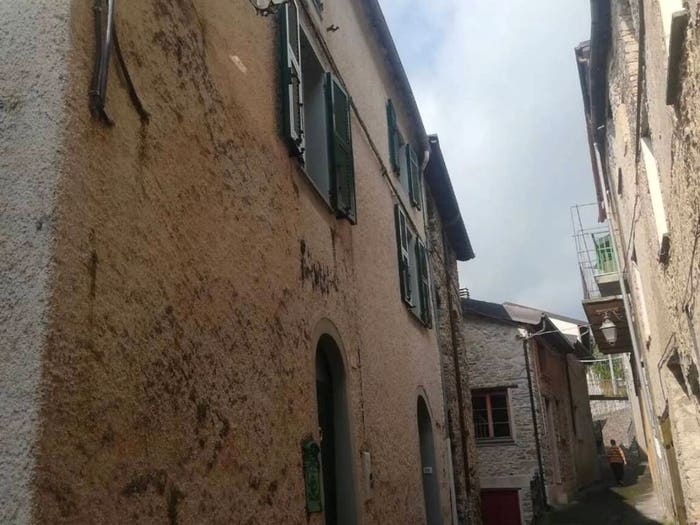 Casa con 6 locali in vendita in Via Albenga, Alto