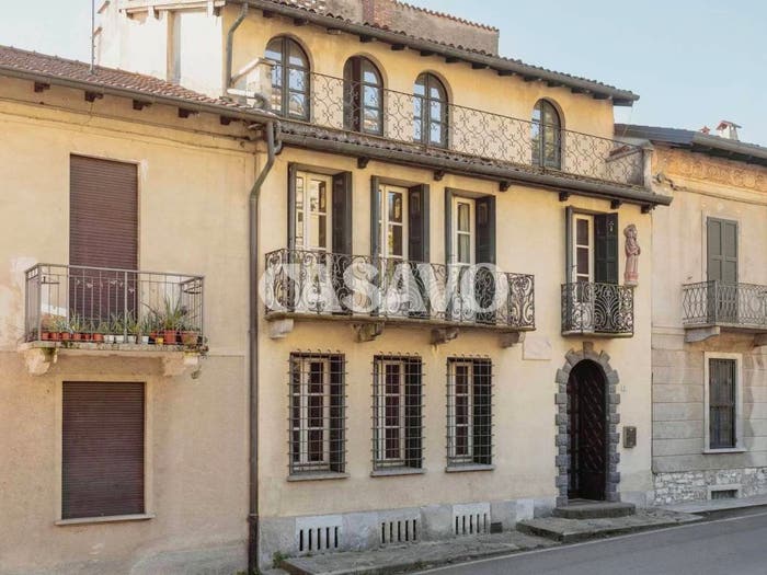 Casa con 6 locali in vendita in Via Enrico Toti, Centro, Gavirate