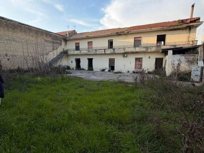 Casa con 6 locali in vendita in Via Lucrezio, TrentolaDucenta