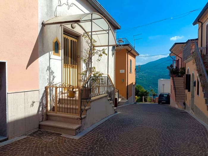 Casa con 6 locali in vendita in Via Mola, Lapio