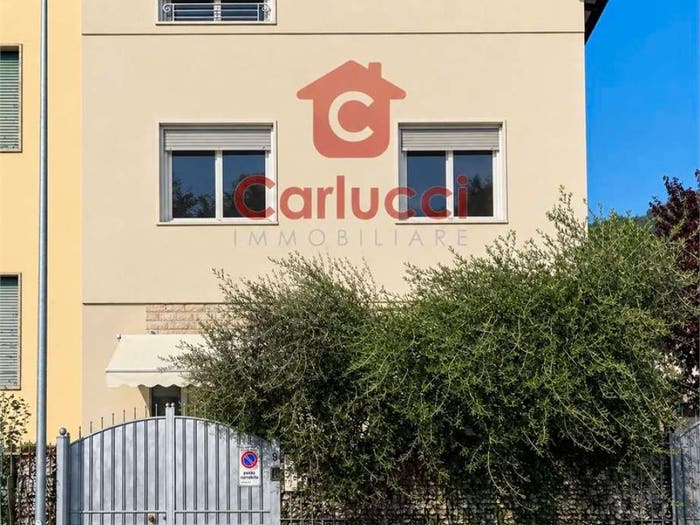 Casa con 6 locali in vendita in Piazza Leonardo da Vinci, Centro, Pescia