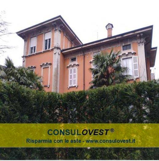 Casa con 6 locali in vendita in Via Roma, Centro, Besozzo