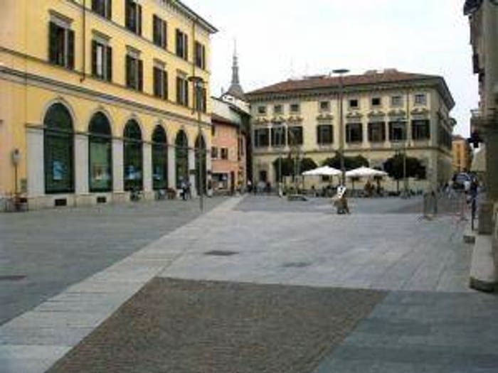 Casa con 6 locali in vendita in Piazza Giuseppe Garibaldi, Centro Stazione, Novara