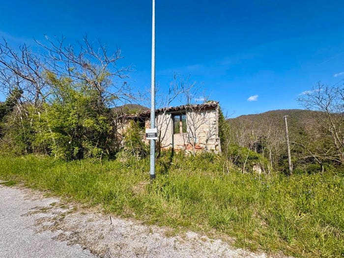 Casa con 6 locali in vendita in FRAZ ROCCHETTA, Fabriano