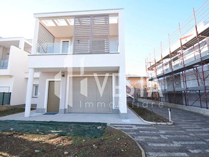 Casa con 5 locali in vendita in Via Guglielmo Marconi, Centro, Lomagna