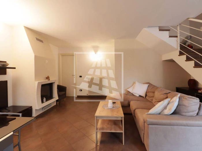 Casa quadrilocale in vendita in Via Pezzarossi, Cadelbosco di Sopra