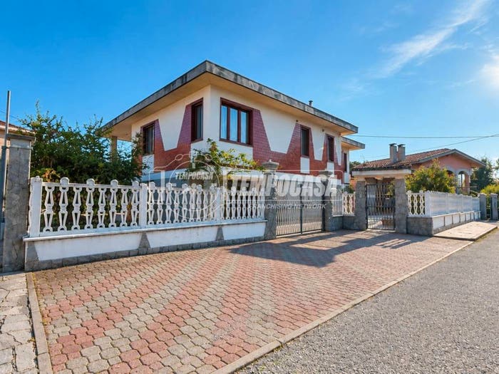 Casa con 6 locali in vendita in Via Renato Martorelli, Robassomero