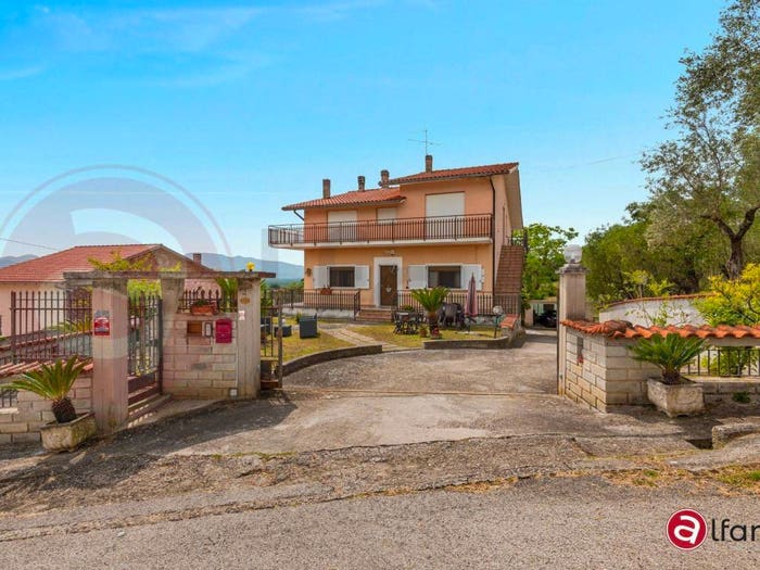 Casa con 6 locali in vendita in Via Zingarelli, Colfelice