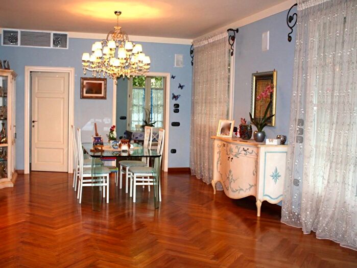 Casa con 7 locali in vendita in Viareggio