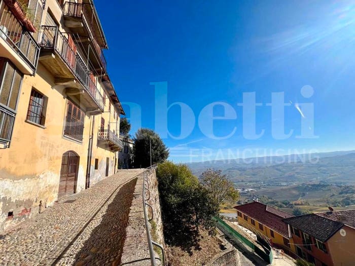 Casa con 6 locali in vendita in Via Cavour, Centro, La Morra