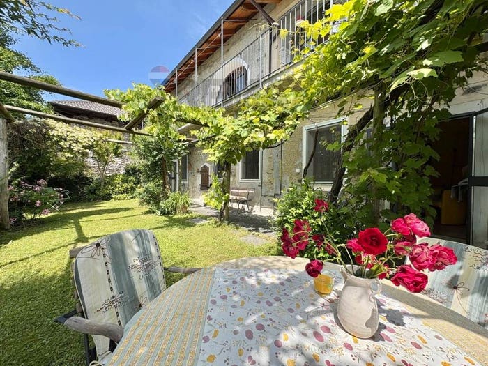 Casa con 6 locali in vendita in Via per Cesara Colma, Cesara