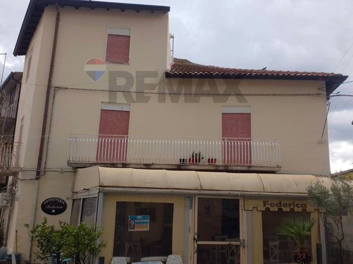 Casa con 6 locali in vendita in Piazza Guglielmo Marconi, Raddusa