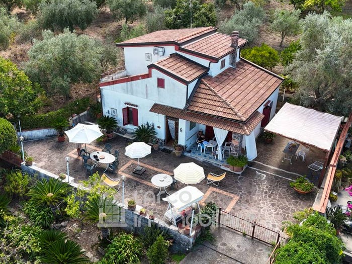 Casa con 6 locali in vendita in Contrada Arieste, Diamante