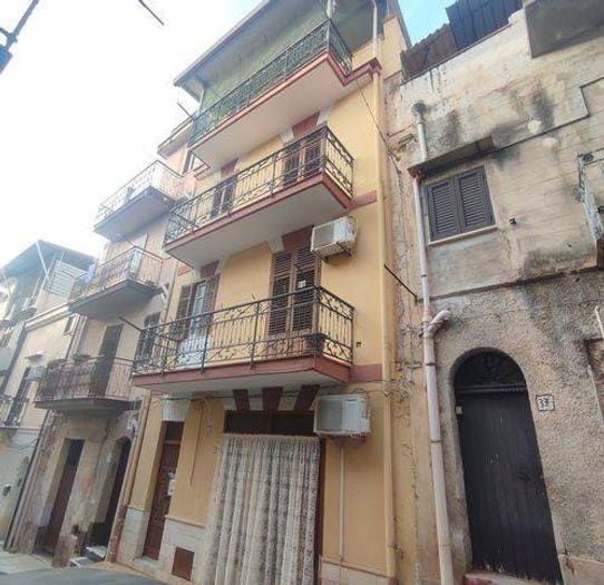 Casa con 6 locali in vendita in Via Piave, Montelepre