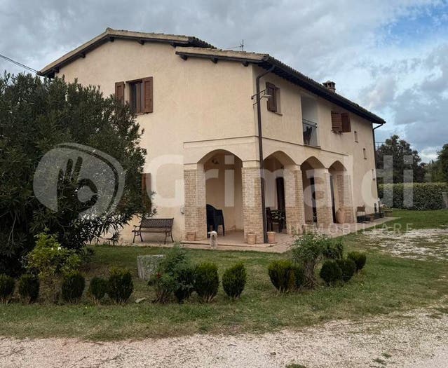 Casa con 6 locali in vendita in Via Tre Ponti, Campello sul Clitunno