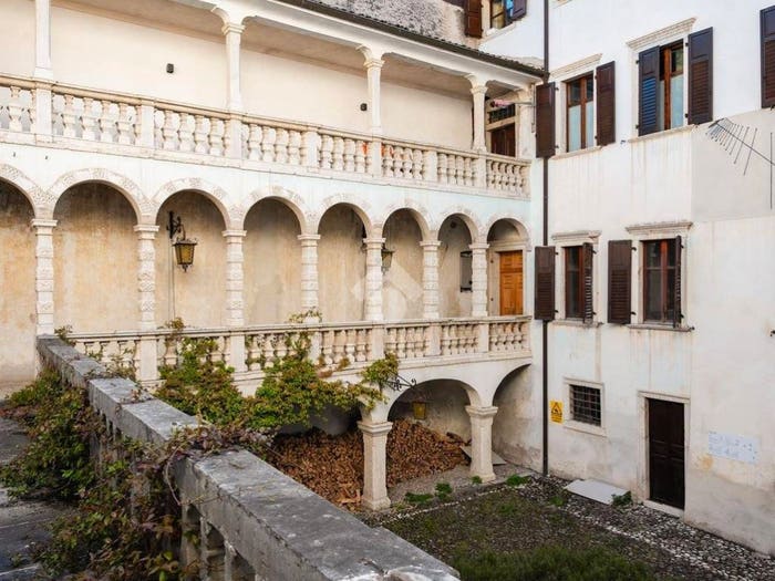 Appartamento con 6 locali in vendita in Piazza G Cantore, Centro, Ala