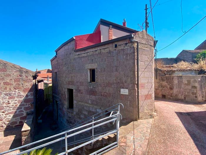 Casa con 6 locali in vendita in Via Grazia Deledda, Sorradile