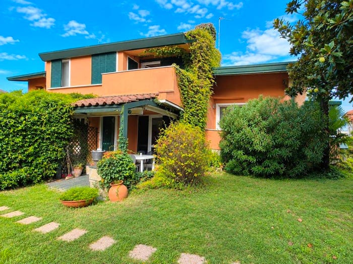 Casa con 6 locali in vendita in Via Giacomo Leopardi, Centro, Binago