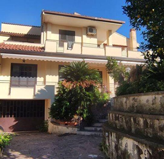 Casa con 6 locali in vendita in Via Angelo Fusco, Mezzano, Caserta