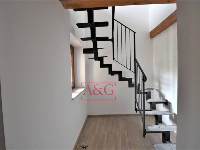 Casa con 6 locali in vendita in Via Villa Salvi, Amandola