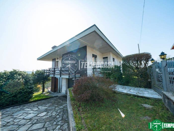 Casa quadrilocale in vendita in Via Verbano, Centro, Paruzzaro