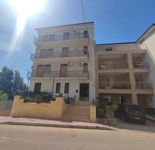Appartamento con 6 locali in vendita in Via Magistrato Rosario Livatino, Montelepre