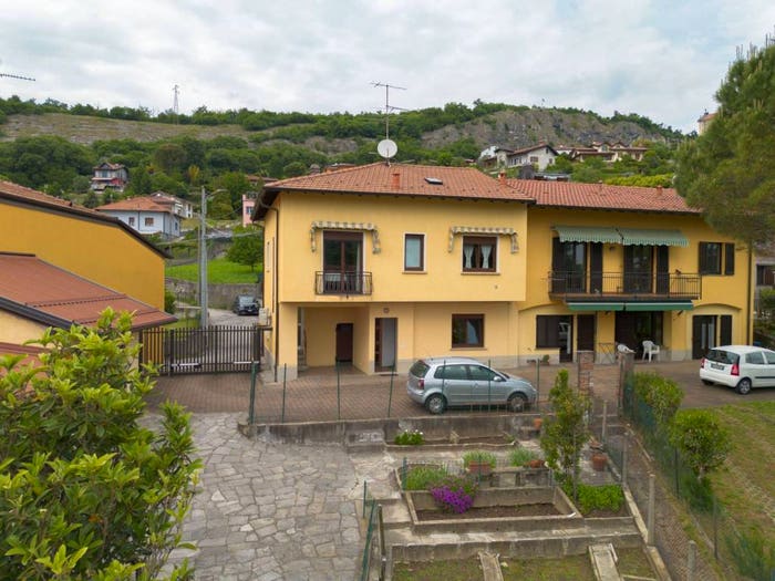 Casa quadrilocale in vendita in Via Alessandro Volta, Caravate