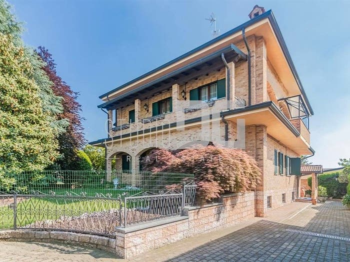Casa con 6 locali in vendita in Via Zara, Centro, Limbiate