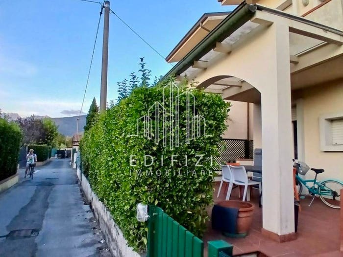 Casa con 6 locali in vendita in Ronchi Poveromo, Massa