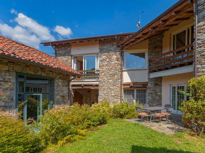 Casa con 6 locali in vendita in Via Risorgimento, Lesa