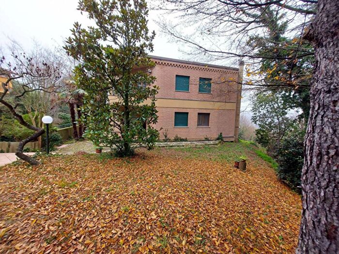 Casa con 6 locali in vendita in Via del Pettirosso, Ledimar Baratoff, Pesaro