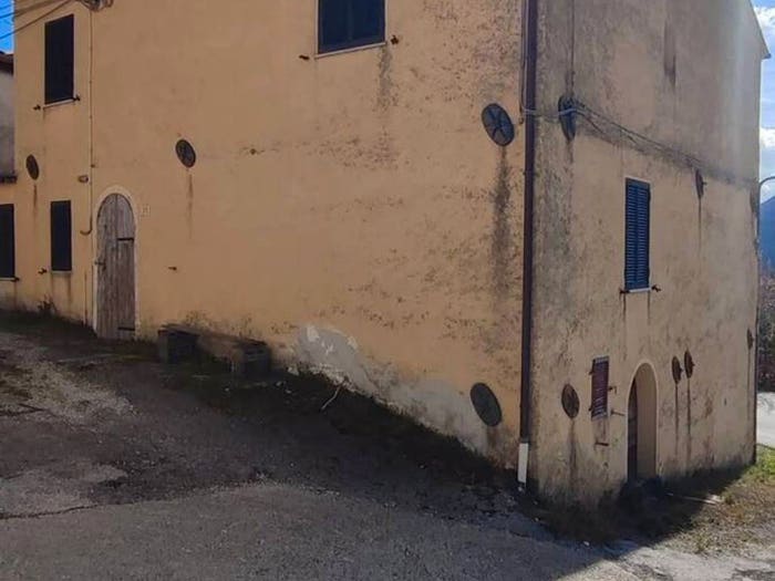 Casa con 6 locali in vendita in Frazione Rucce, Fabriano
