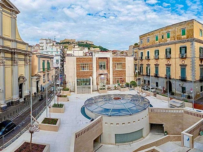 Appartamento trilocale in vendita in Piazza Santa Maria degli Angeli a Pizzofalcone, Chiaia, Napoli