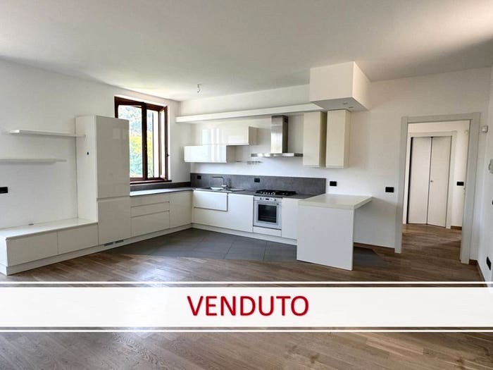 Appartamento trilocale in vendita in Via Campagnola, Centro, Barzanò