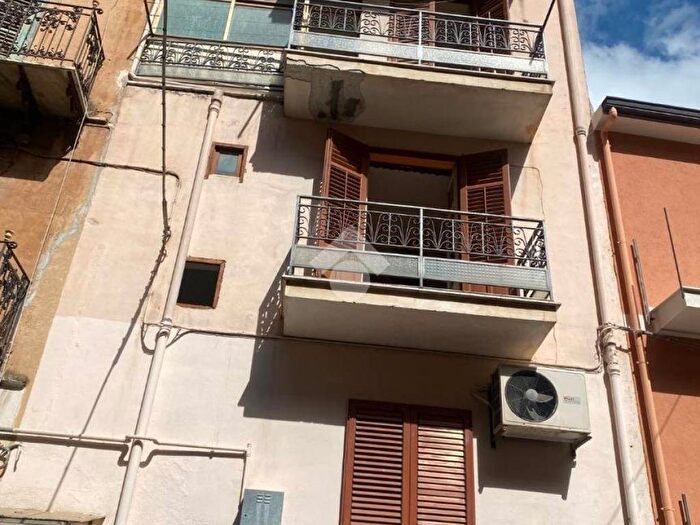 Casa con 6 locali in vendita in Via Carlo Alberto, Centro, Torretta