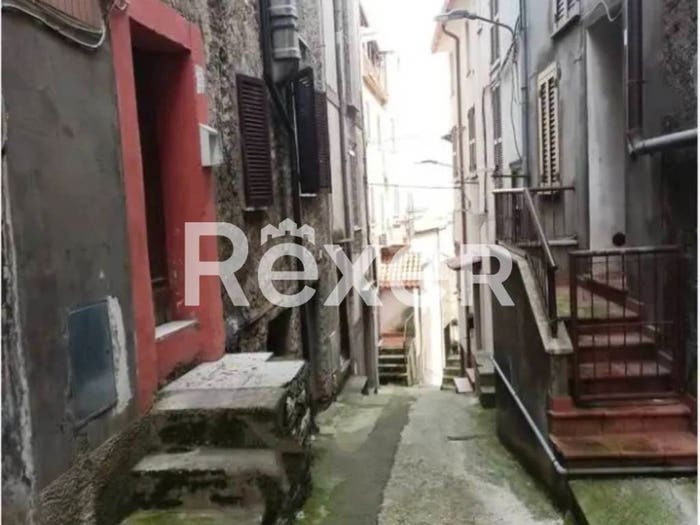 Casa con 6 locali in vendita in Via Attilio Taggi, Sgurgola