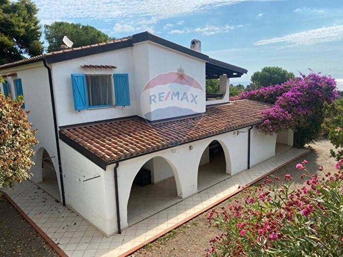 Casa con 11 locali in vendita in Tertenia