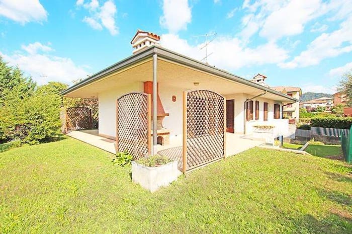 Casa con 6 locali in vendita in via ippolito nievo, Centro, Mozzo