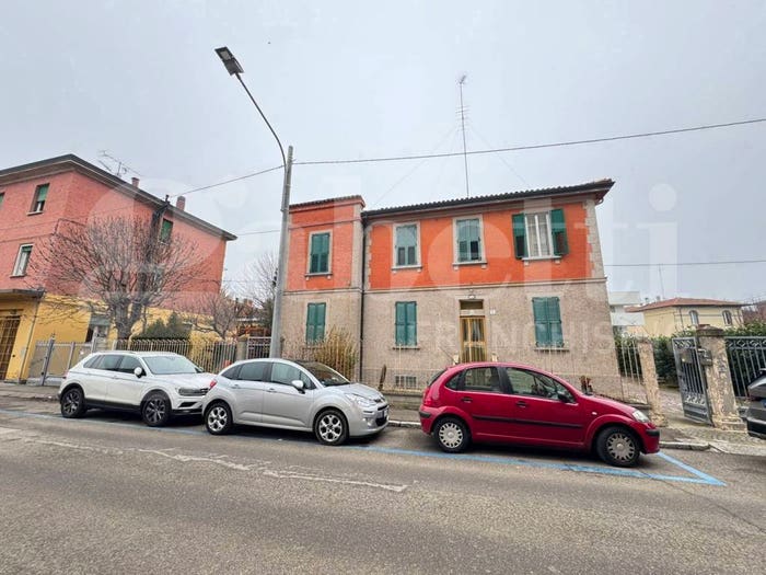 Casa con 6 locali in vendita in Via Del Sole, Corticella, Bologna