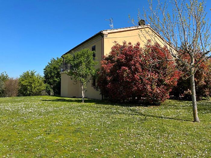 Casa con 6 locali in vendita in Urbino