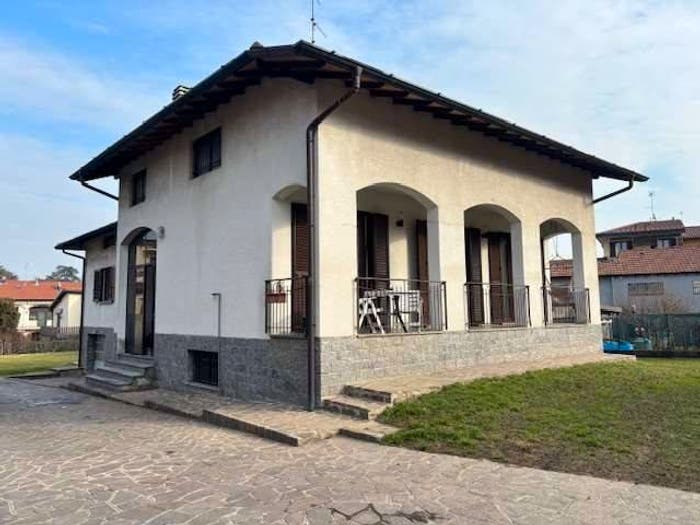 Casa quadrilocale in vendita in via zara, Centro, Fino Mornasco