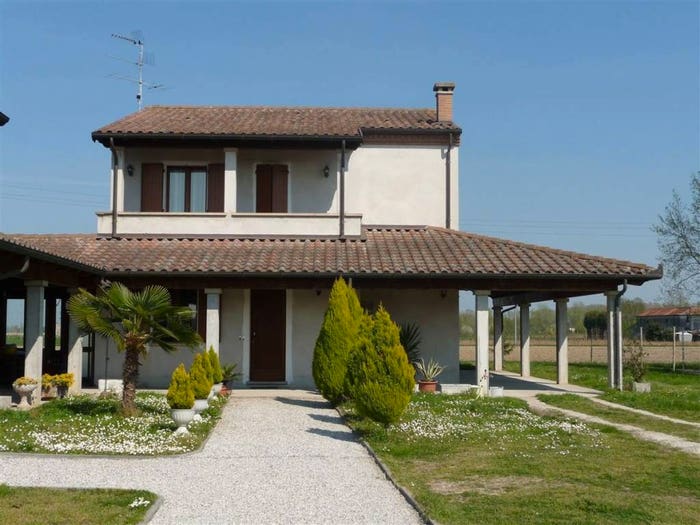 Casa con 6 locali in vendita in Adria