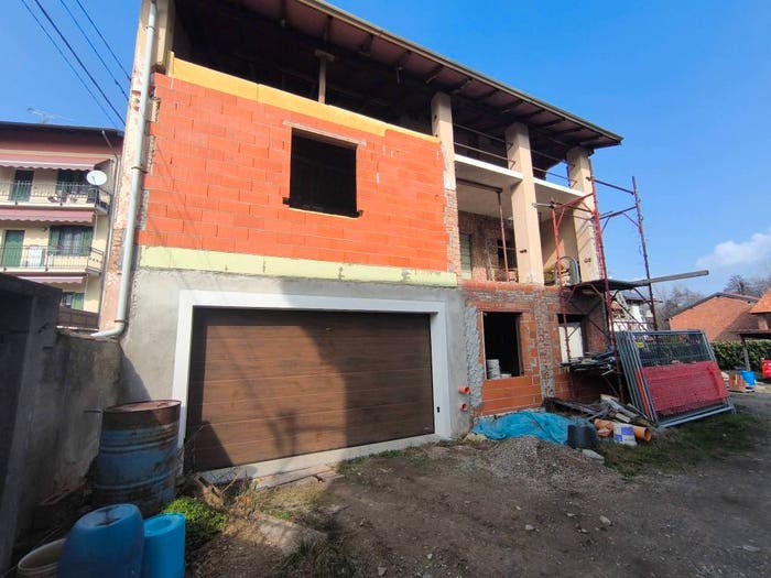 Casa con 6 locali in vendita in Agrate Conturbia