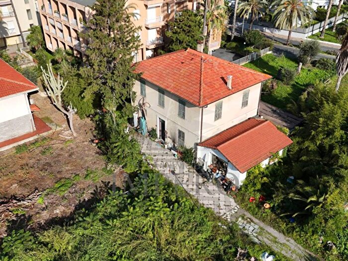 Casa con 6 locali in vendita in Via Roseto, Centro, Bordighera