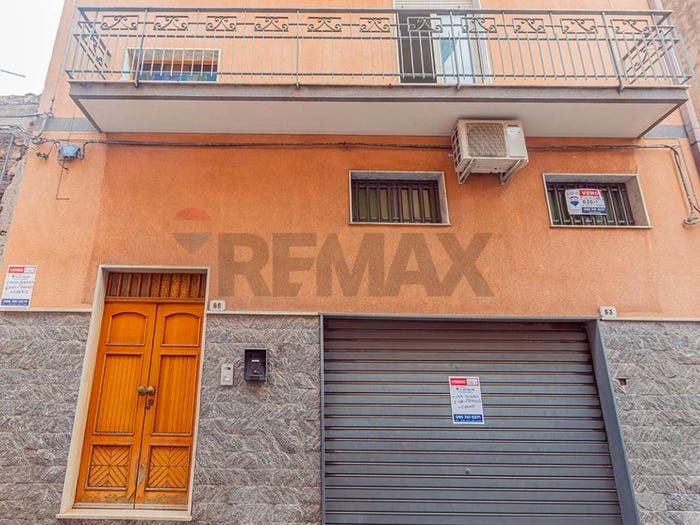 Casa con 6 locali in vendita in Via Laudani, Biancavilla